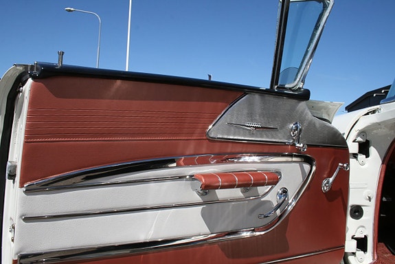 Pontiac Bonneville 18 of 24
