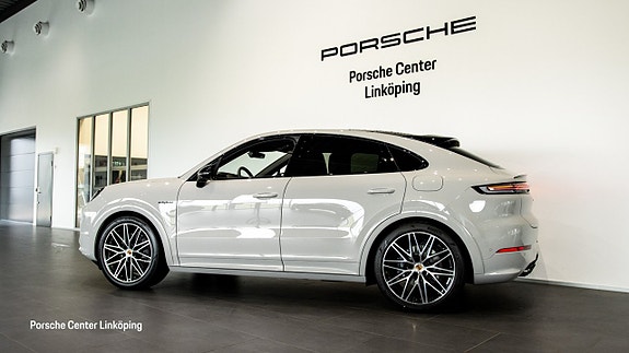 Porsche Cayenne 4 of 5