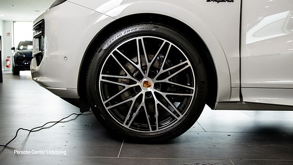Porsche Cayenne 9 of 25