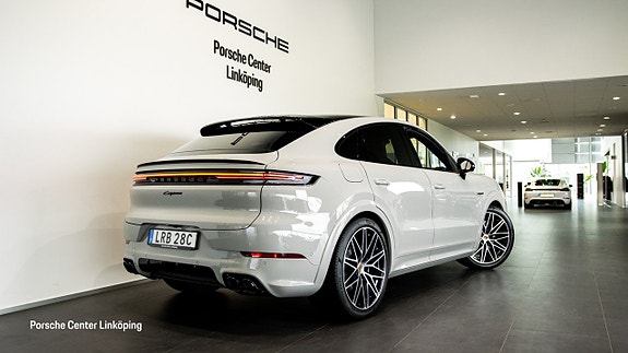 Porsche Cayenne 8 of 25
