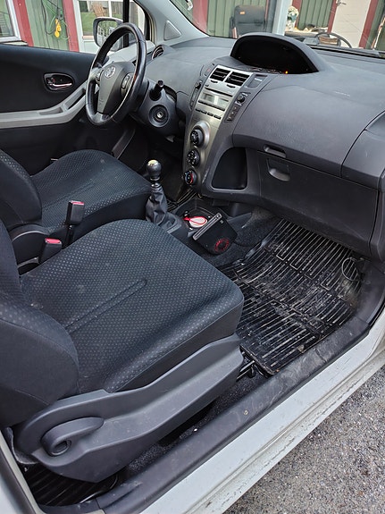 Toyota Yaris 6 of 8