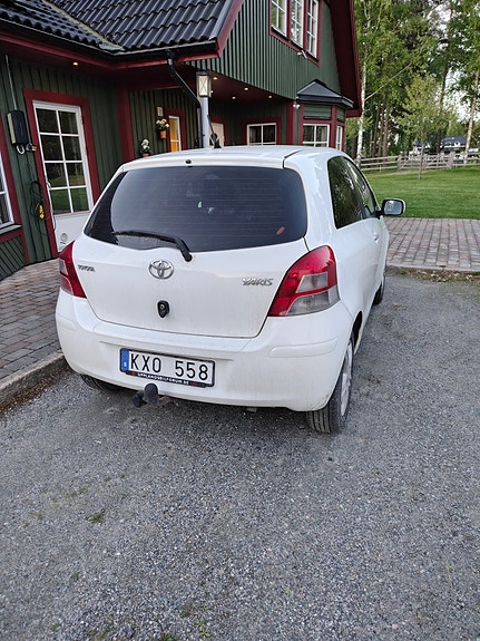 Toyota Yaris 3 of 8