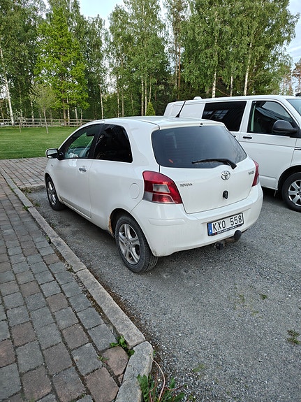Toyota Yaris 4 of 8