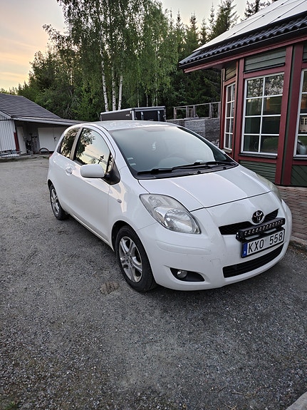 Toyota Yaris 2 of 8