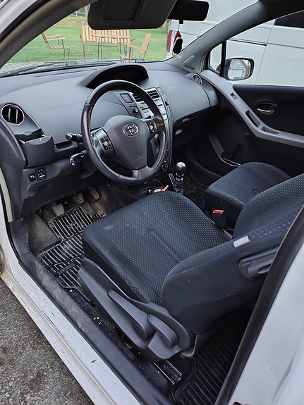 Toyota Yaris 7 of 8