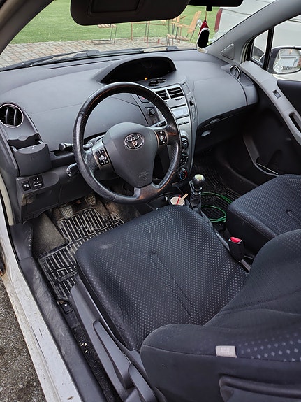 Toyota Yaris 5 of 8