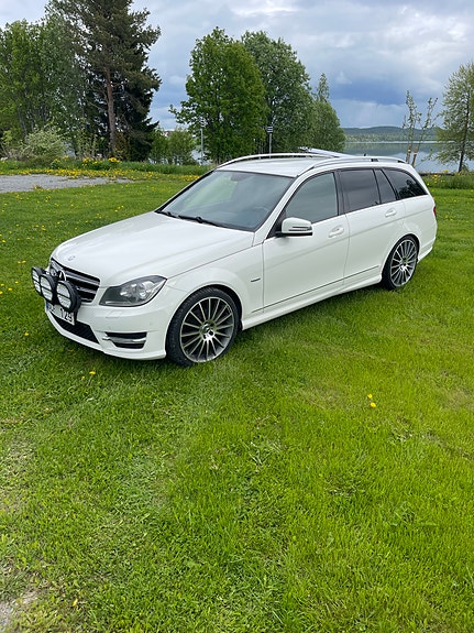 Mercedes-Benz C200 2 of 5