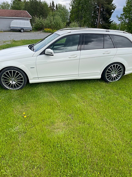 Mercedes-Benz C200 4 of 5