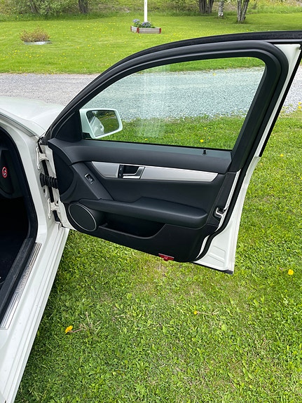 Mercedes-Benz C200 14 of 16
