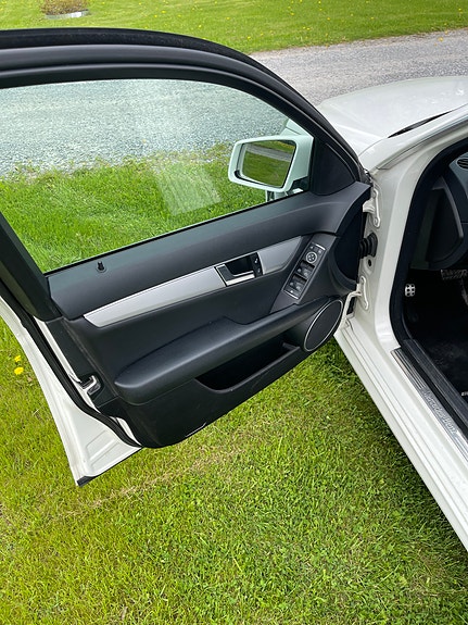 Mercedes-Benz C200 13 of 16