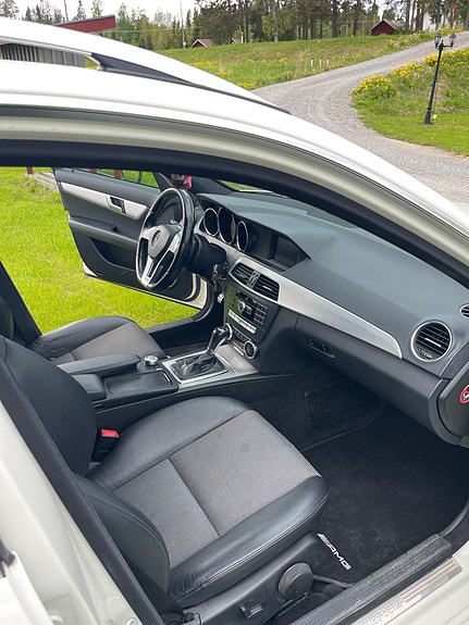 Mercedes-Benz C200 8 of 16