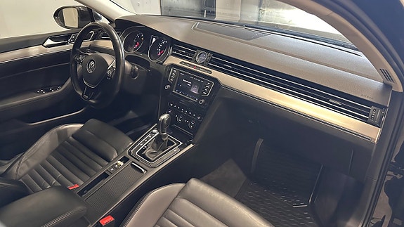 Volkswagen Passat 13 of 15