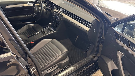 Volkswagen Passat 12 of 15