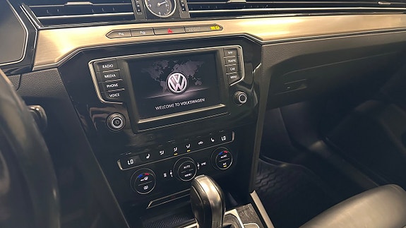 Volkswagen Passat 9 of 15