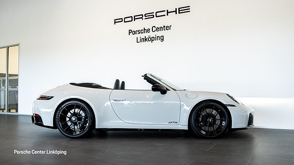 Porsche 911 Carrera GTS 3 of 5