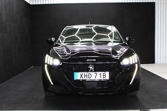 Peugeot e-208 2 of 5