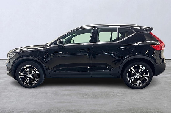 Volvo XC40 2 of 26