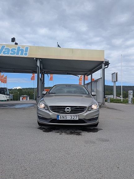 Volvo S60 2 of 5