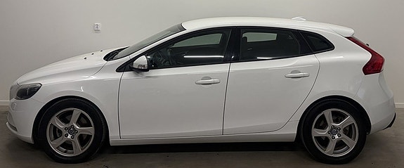 Volvo V40 2 of 5