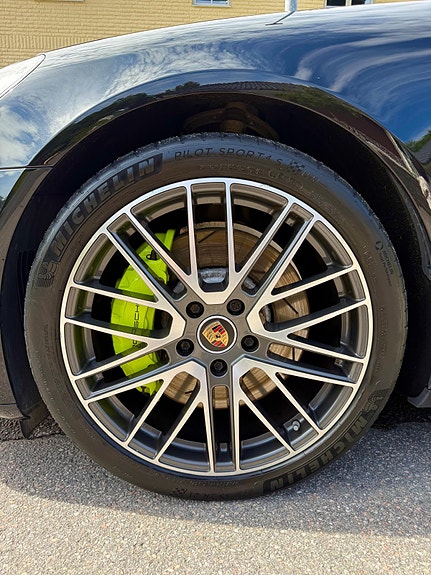 Porsche Panamera 4 4 of 5