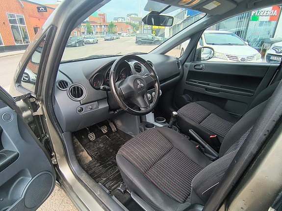 Mitsubishi Colt 9 of 13