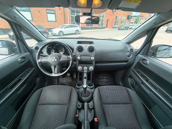Mitsubishi Colt 8 of 13