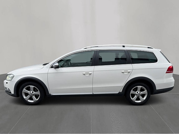 Volkswagen Passat Alltrack 2 of 5