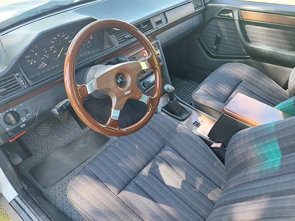 Mercedes-Benz 200 E 5 of 5