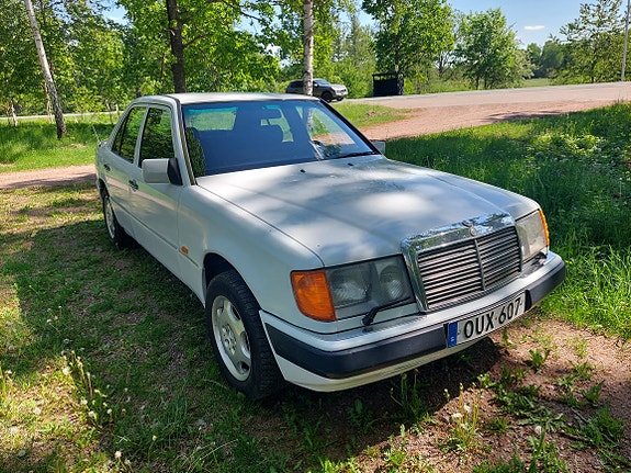 Mercedes-Benz 200 E 4 of 5
