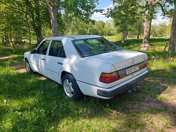 Mercedes-Benz 200 E 2 of 5