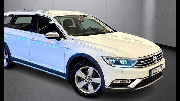 Volkswagen Passat Alltrack 2 of 5