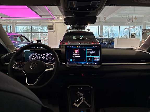 Volkswagen T-Roc 8 of 14