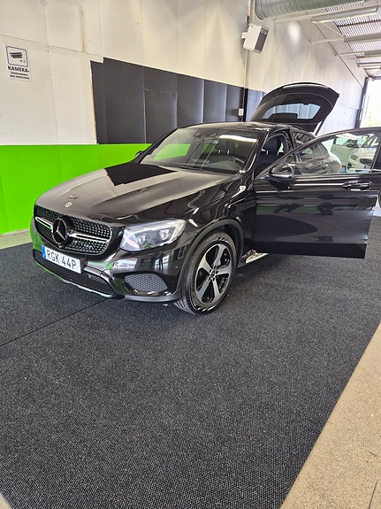 Mercedes-Benz GLC300 2 of 5