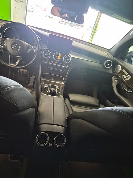 Mercedes-Benz GLC300 4 of 5