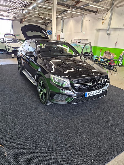 Mercedes-Benz GLC300 3 of 5