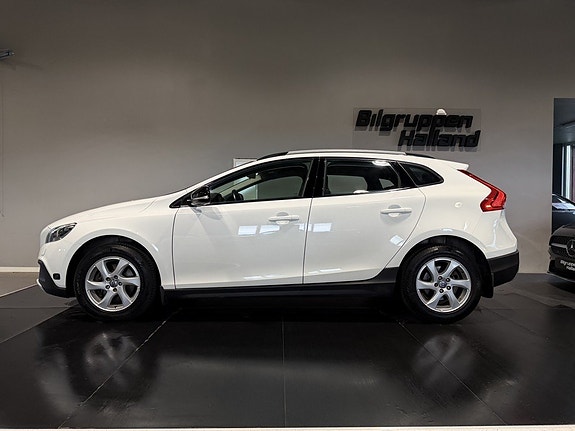 Volvo V40 Cross Country 2 of 5