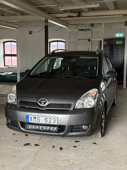 Toyota Corolla Verso 2 of 5