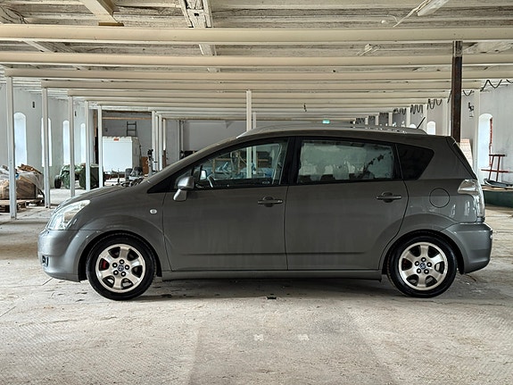 Toyota Corolla Verso 4 of 5