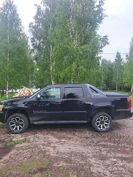 Chevrolet Avalanche 2 of 5