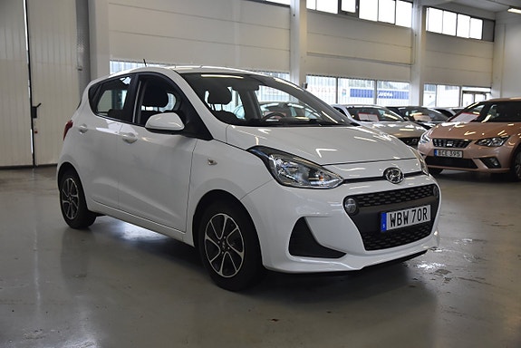 Hyundai i10 2 of 5