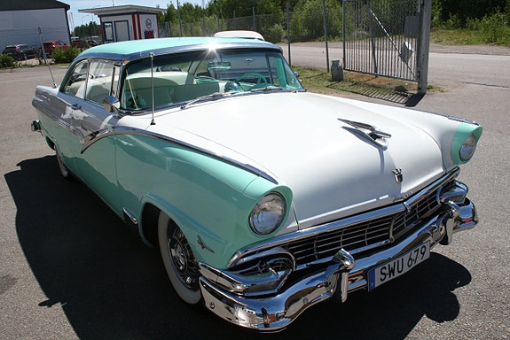 Ford Fairlane 9 of 25
