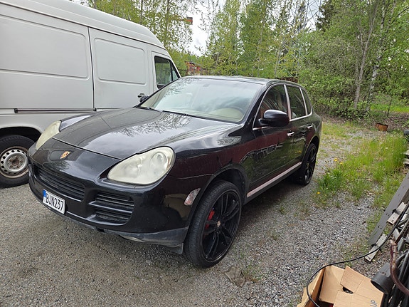 Porsche Cayenne S 2 of 5
