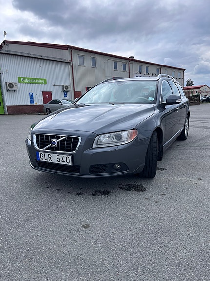 Volvo V70 2 of 5