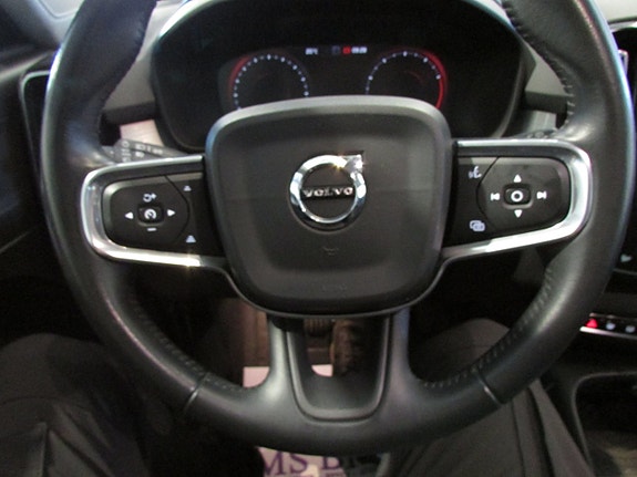 Volvo XC40 17 of 19