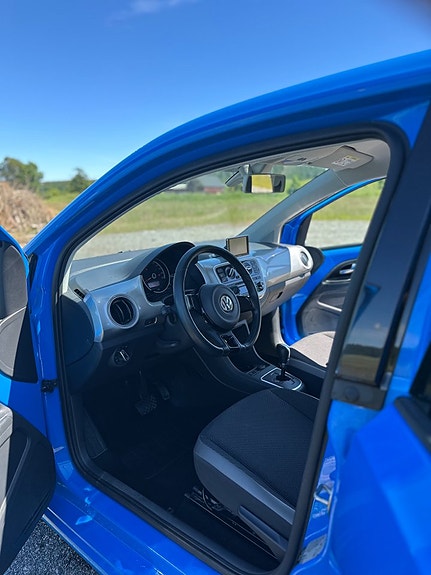 Volkswagen UP! 2 of 5