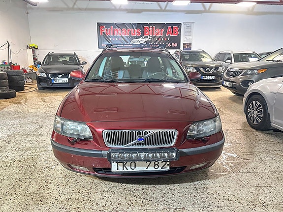 Volvo V70 2 of 5