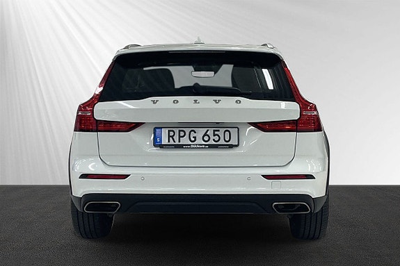 Volvo V60 Cross Country 2 of 5