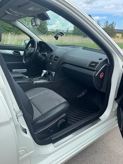 Mercedes-Benz C180 8 of 11