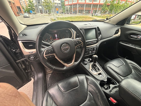 Jeep Cherokee 11 of 12