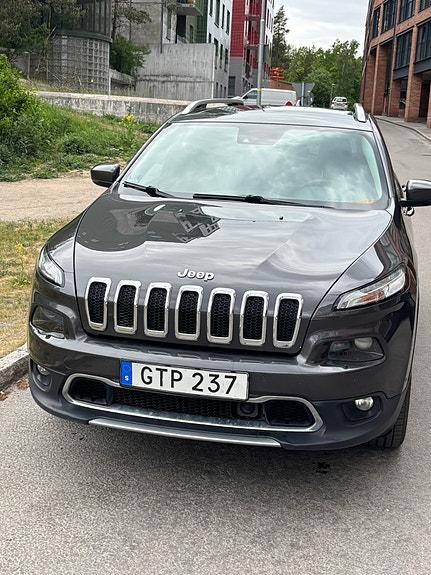 Jeep Cherokee 2 of 12